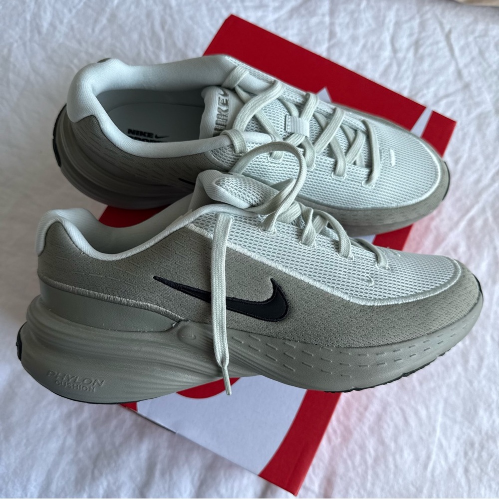 Nike Men’s White and Tan Uplift SC Running Shoes